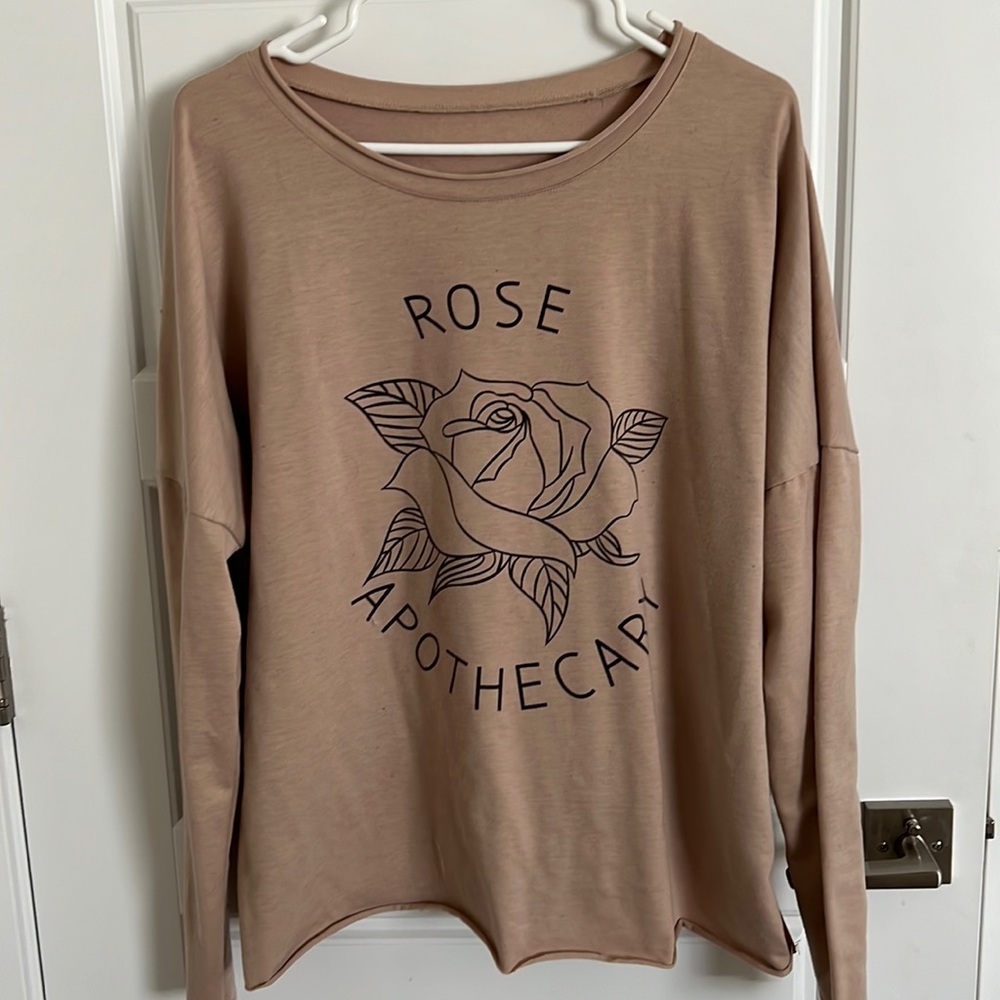 Cute, fun Rose Apothecary shirt. Schitts Creek!
